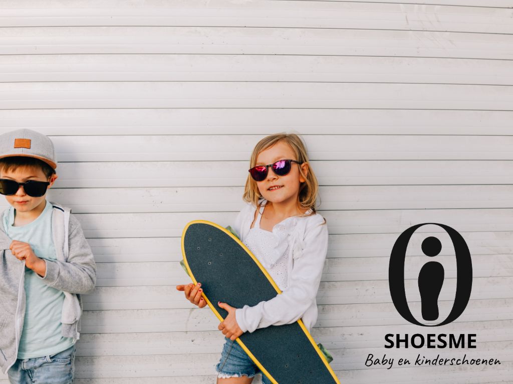 cooler junge und Mädchen mit skaetboard