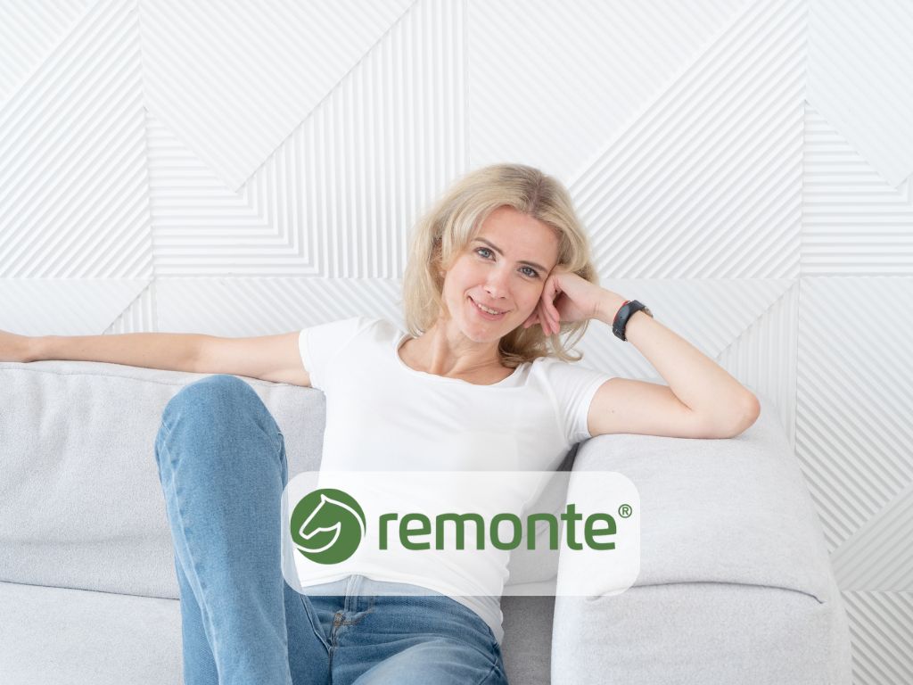 Frau sitzt lässig im Sofa Hinter Logo von remonte