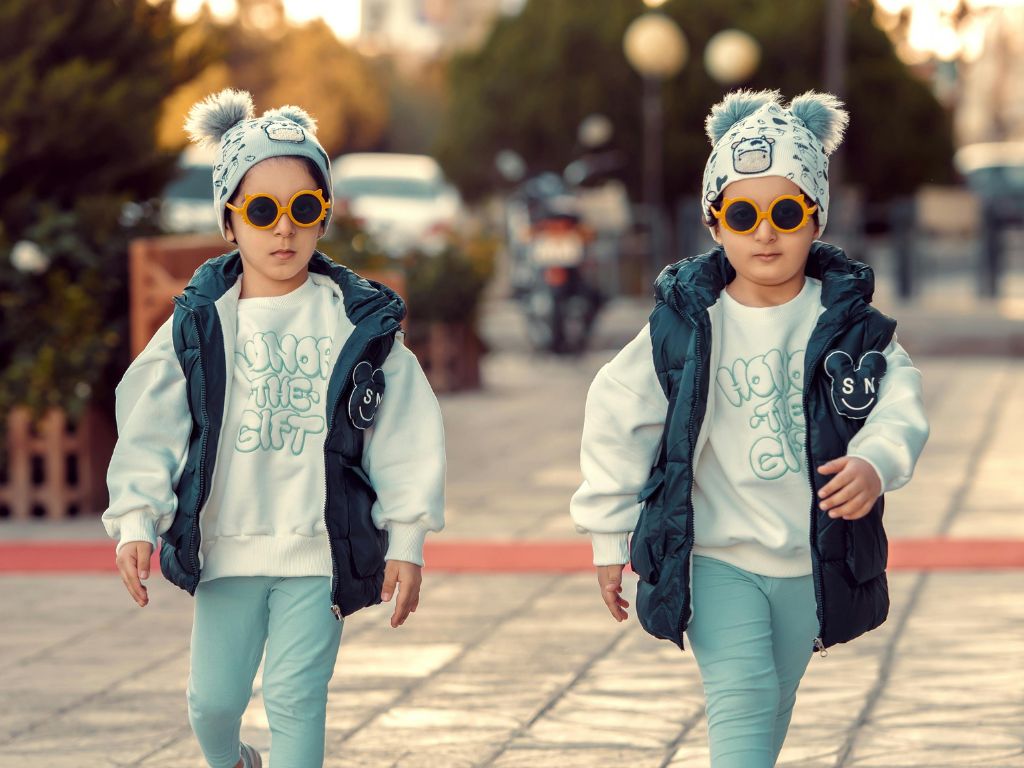 twins primigi gleich gekleidete kids flanieren durch die stadt