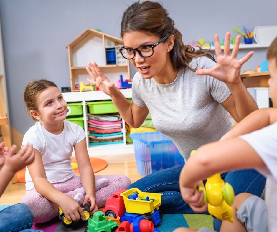 kindergarten stuhlkreis kindergärtnerin Kindergärtnerin erzählt im stuhlkreis spannende geschichte