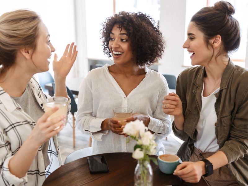 ara kaffeetafel junge frauen beim kaffeeklatsch