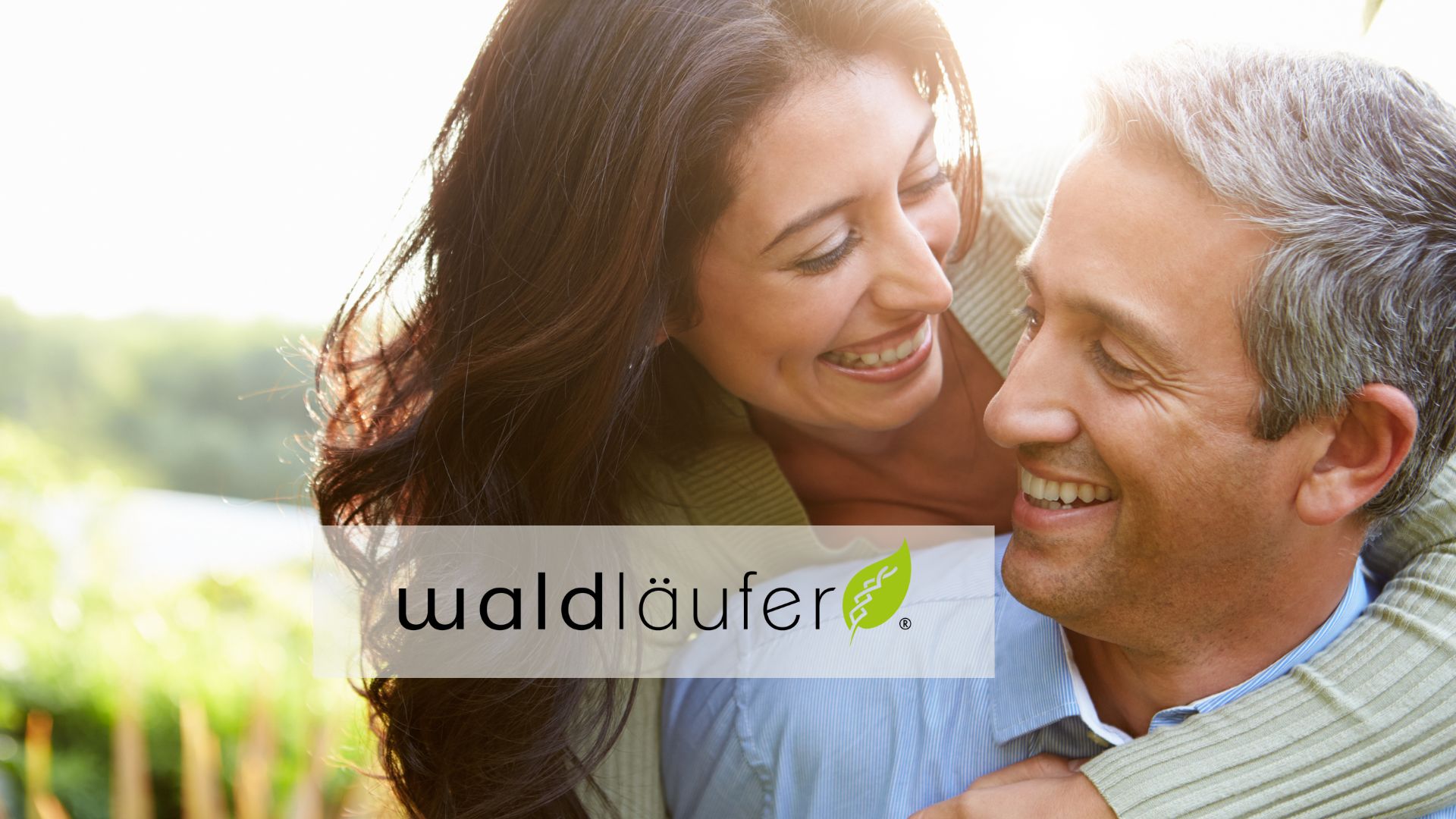 Man und Frau im Besten alter umarmen sich -- im vordergrund schiftzug firma waldläufer
