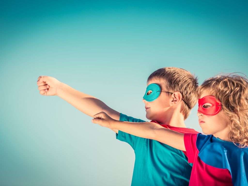 superpeople primigi Mädchen und Junge als supermenschen verkleidet vo