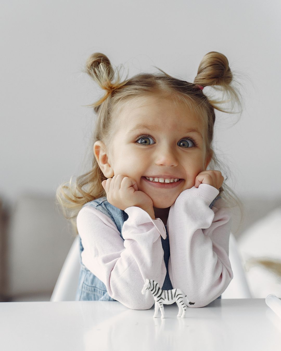 Mädel mit süßen zöpfen lacht in die Kamera