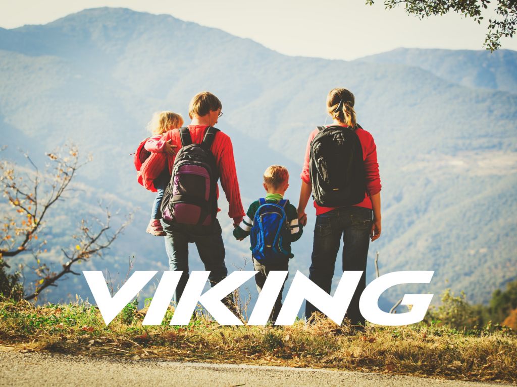 header mobil viking Familie in Wanderausrüstung schaut auf Landschaft