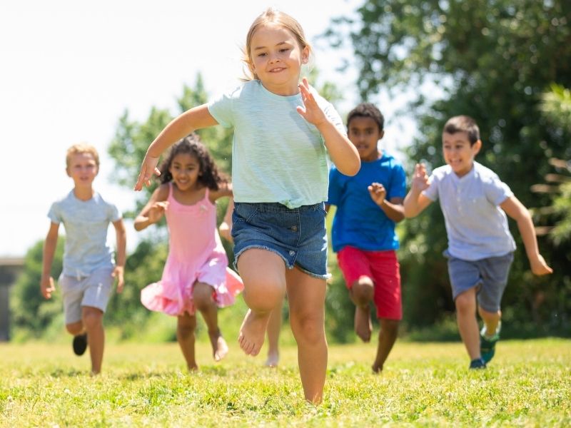 vado kids wettlauf Kinder auf einer Wiese machen einen Wettlauf auf die Kamera zu