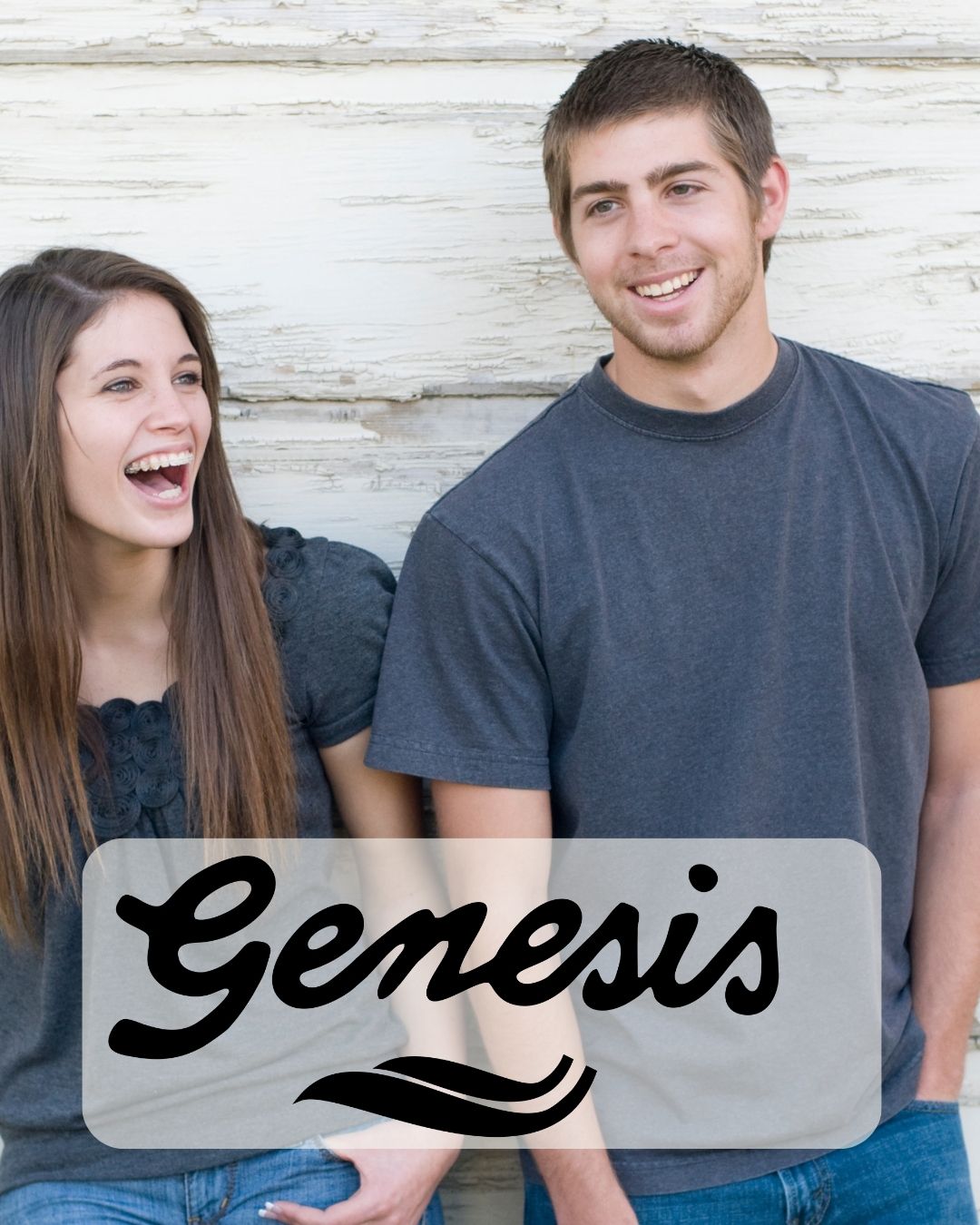 frähliches junges paar und logo genesis footwear