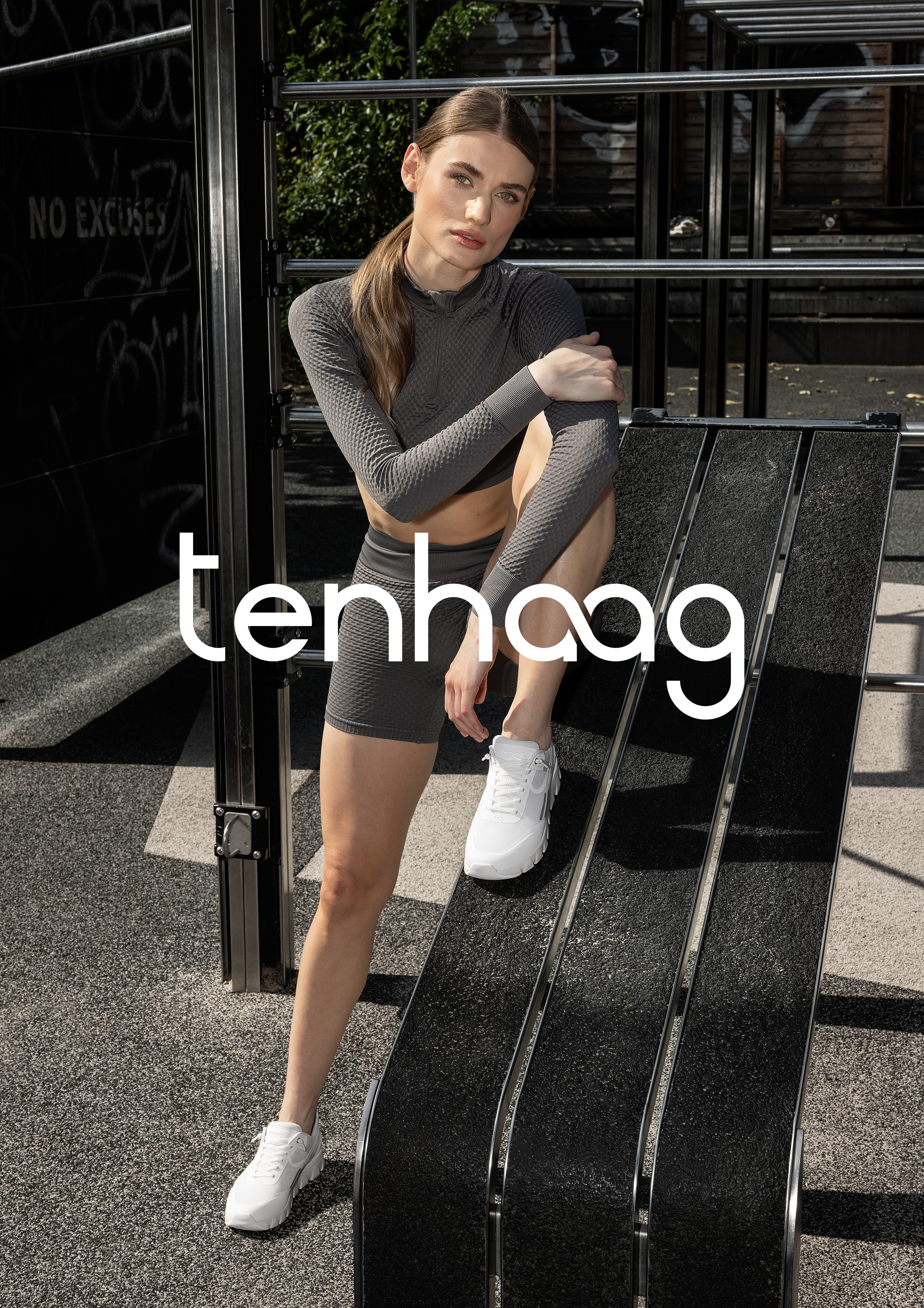 Frau mit tenhaag sneaker sitz auf bank