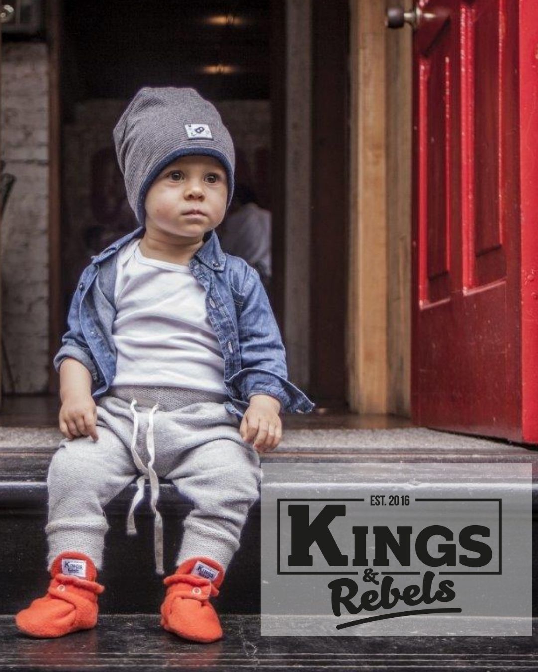 Junge mit Kings & Rebels Puschen sitzt auf einer Treppe