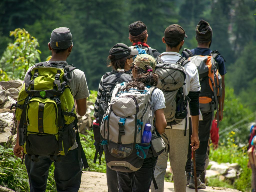 Gruppe wandert auf Bergpfad