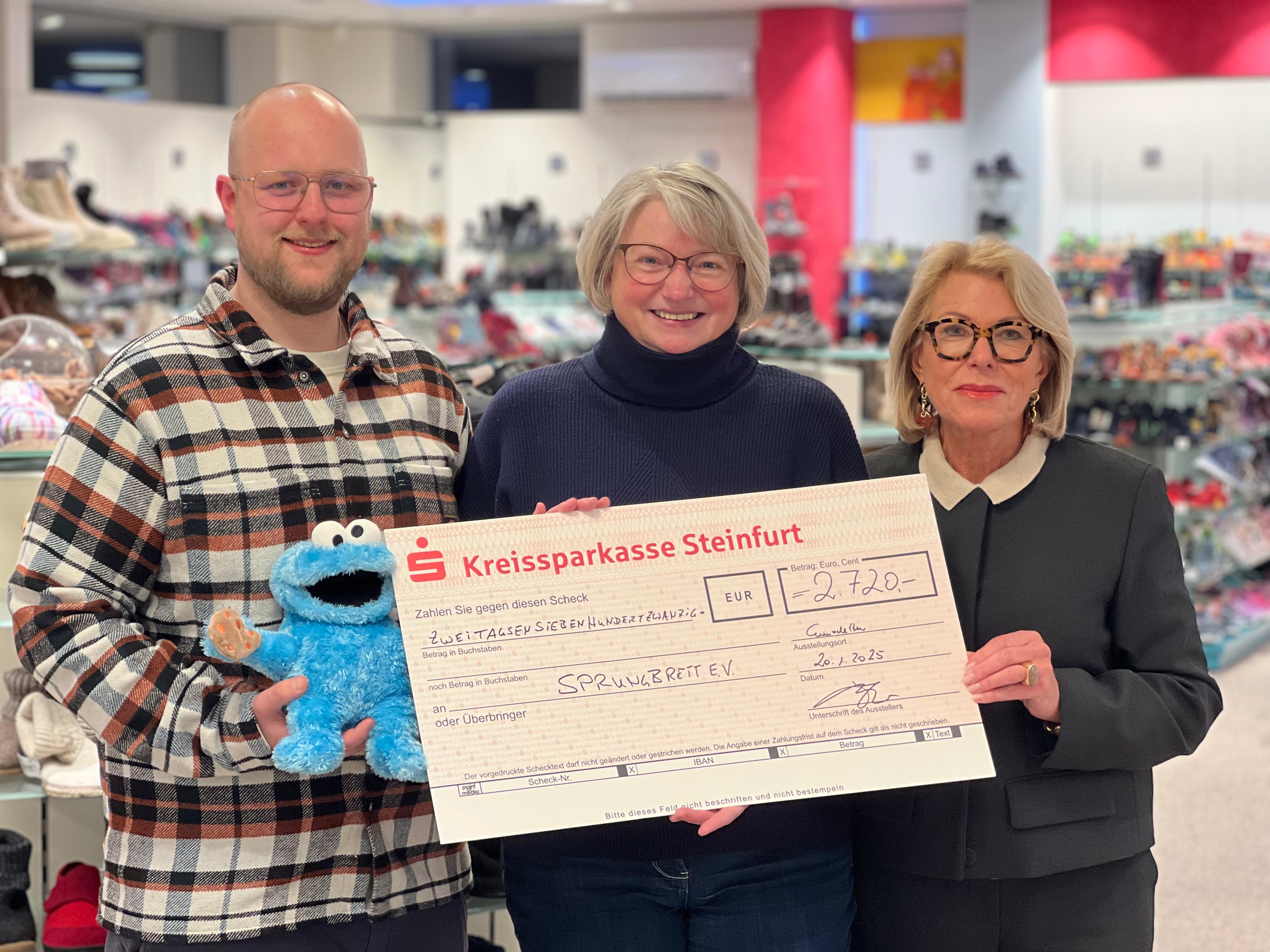 Leon Hüser, Rita Engbers Barbara Waehning Spendenscheck zur Aktion Ritas Spritzgebäck 2720 Euro