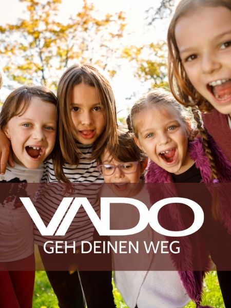 Kinder im Wald lachen in die Kamera dazu der Schriftzug Vado Schuhe fürs Leben