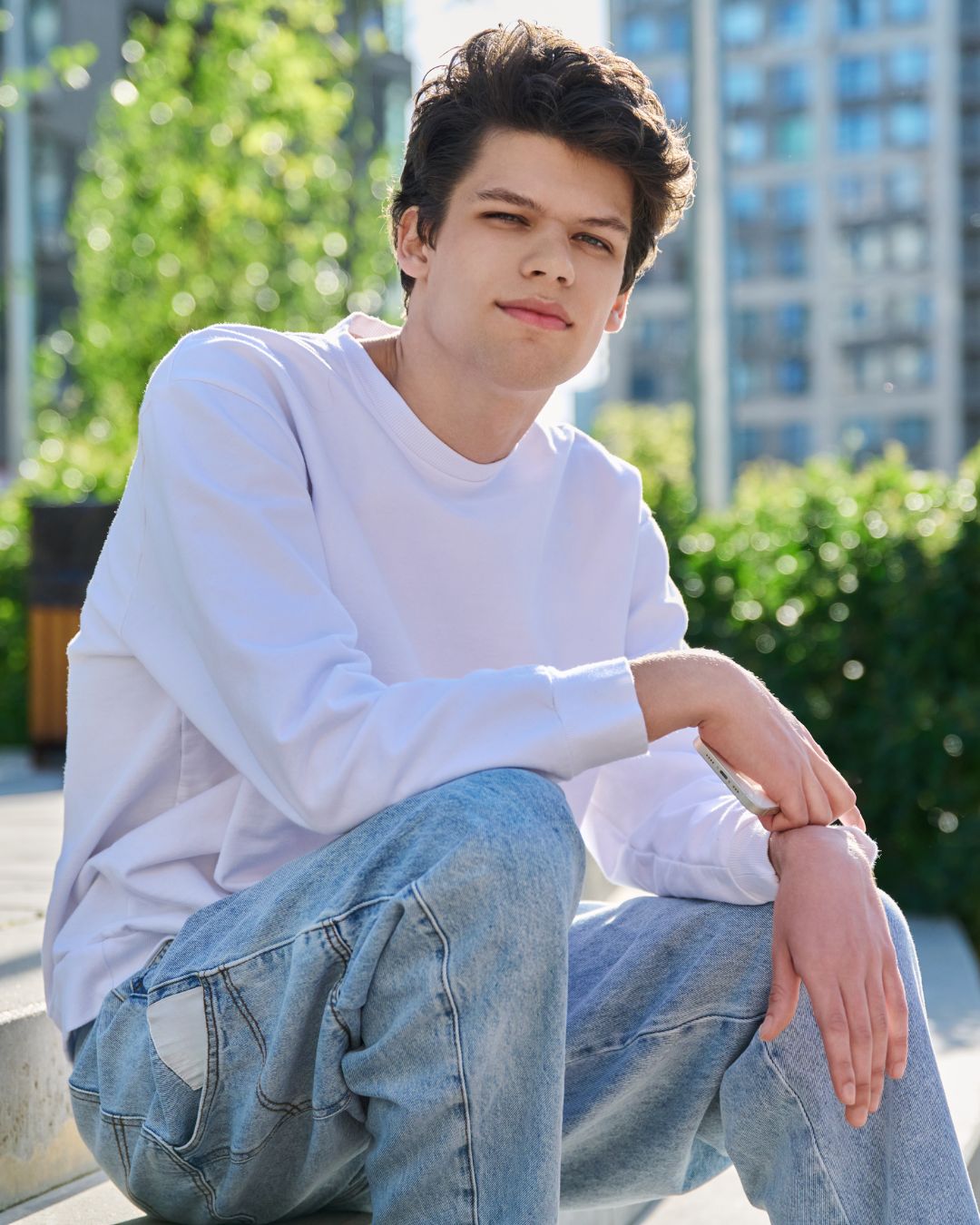 junger mann macht pause in der großstadt