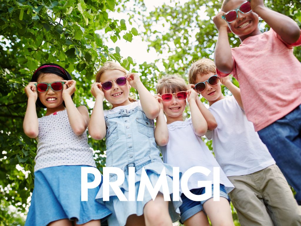 coole kids mit sonnenbrillen gruppenfoteo untd logo primigi