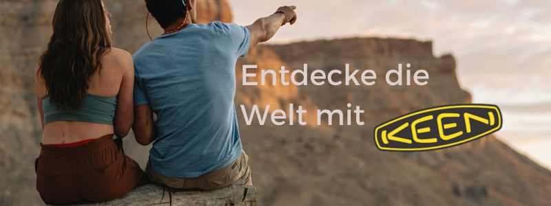 entdecke die Welt mit Keen Ein Paar sitzt auf einen Felsen und betrachtet die Landschaft
