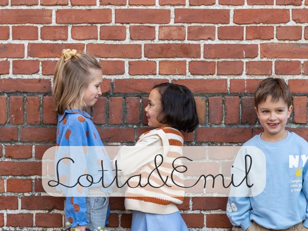 drei Kids vor einer Hauswand mit logo Lotta & Emil