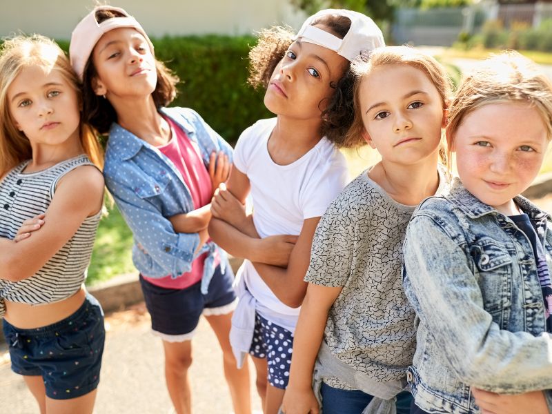 colle-Kids-schauen in die Kamera