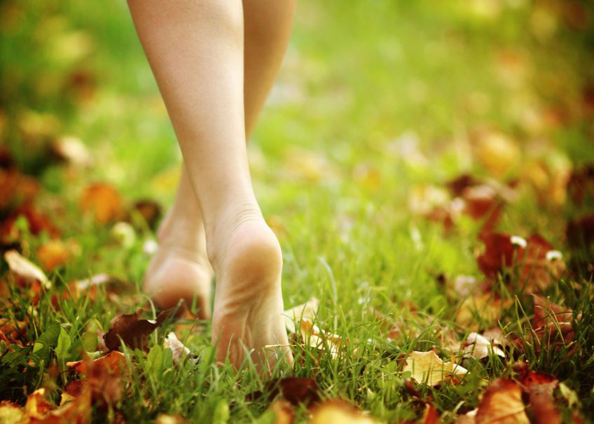 barfuß frau2 frau läuft barfuß über rasen