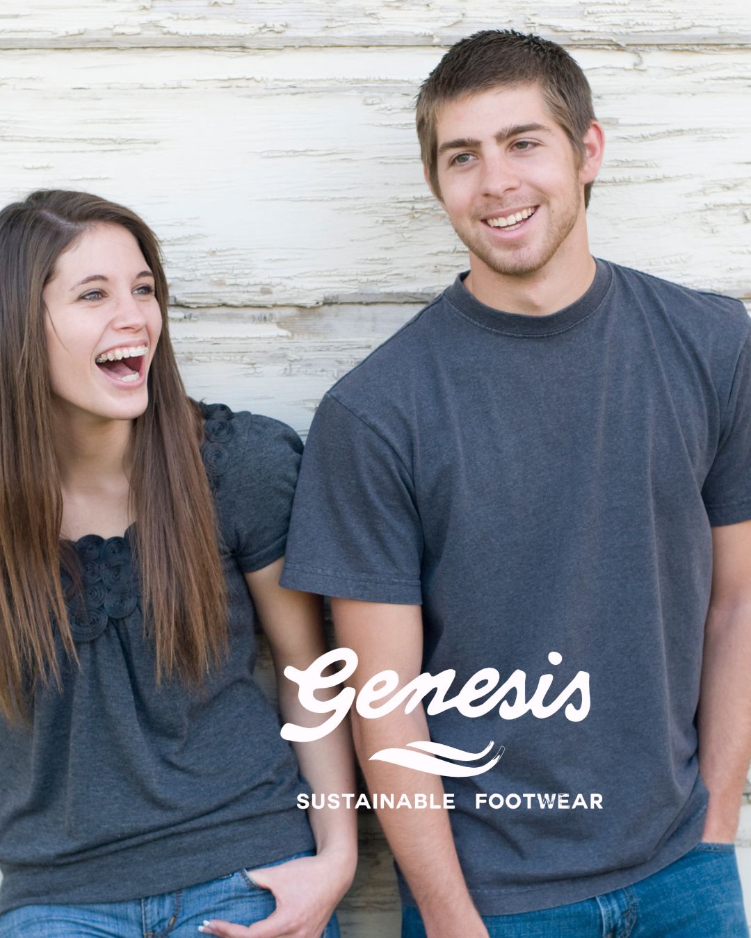 frähliches junges paar und logo genesis footwear