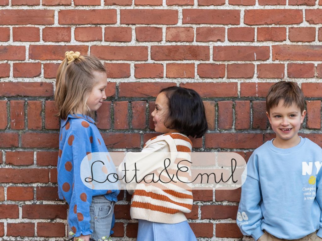 drei Kids vor einer Hauswand mit logo Lotta & Emil