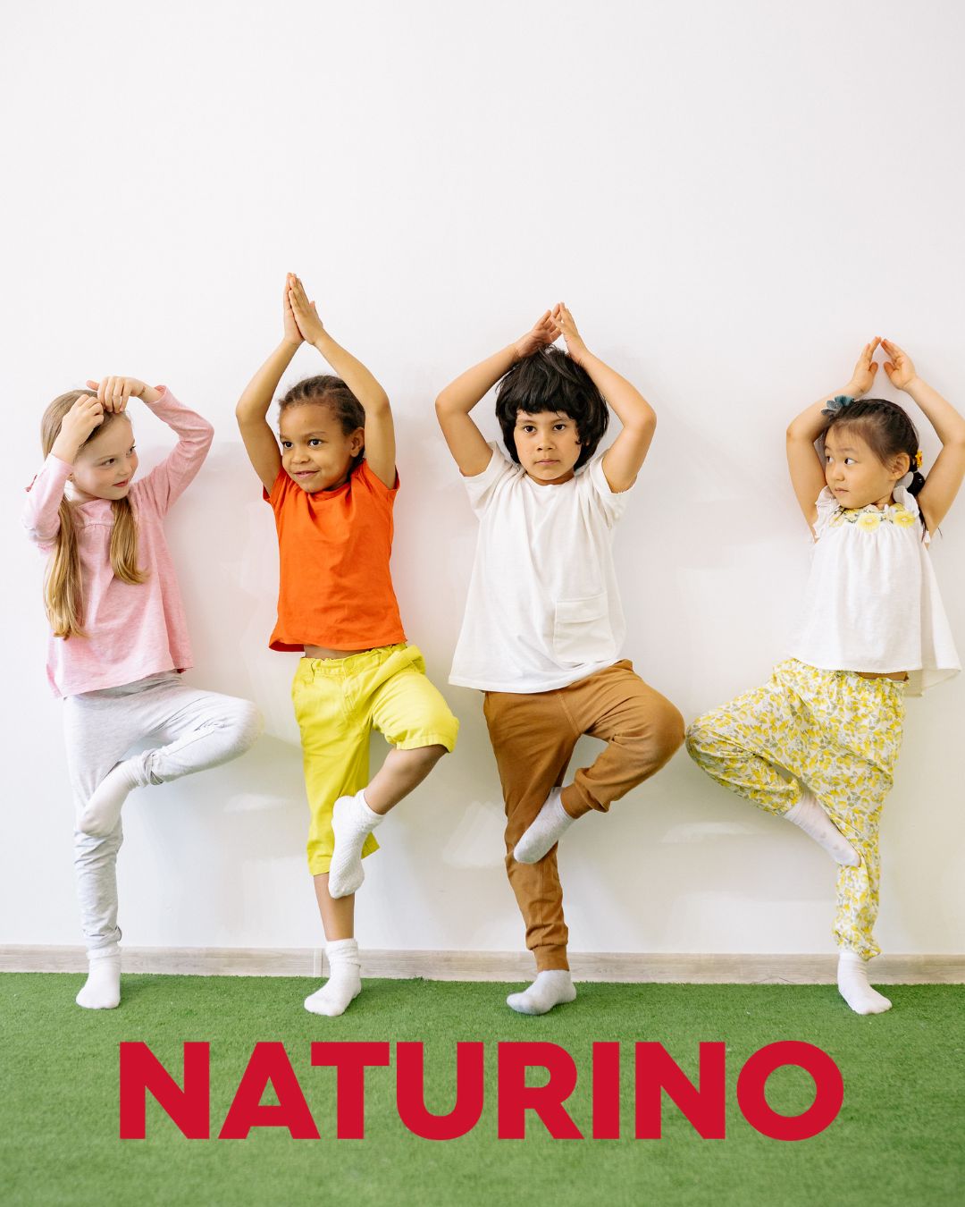 kinder stehen auf einem Bein vor dm logo naturino