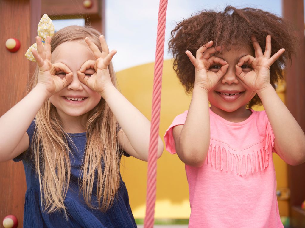 kids fun primigi zwei süße Kinder possieren füpr die kamera