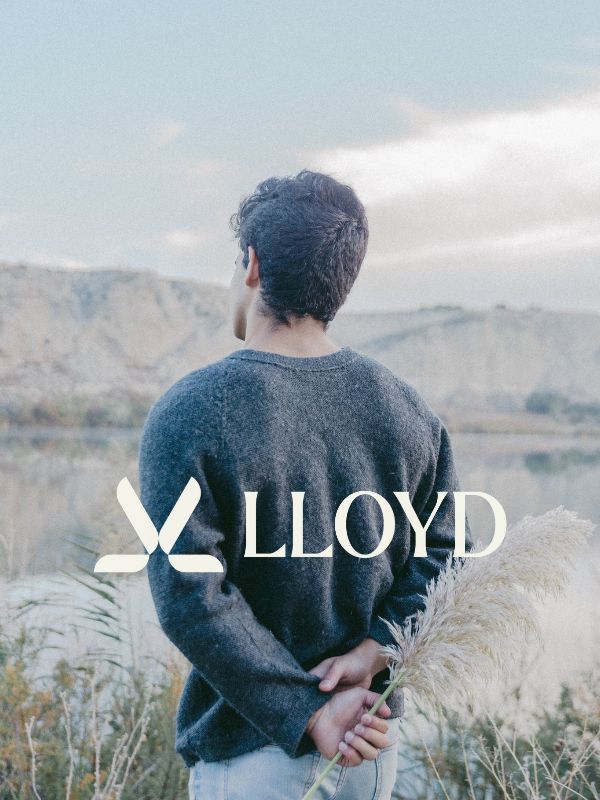 Mann betrachtet Natur im Vordedergrund das Logo der Firma Lloyd Lifestyle