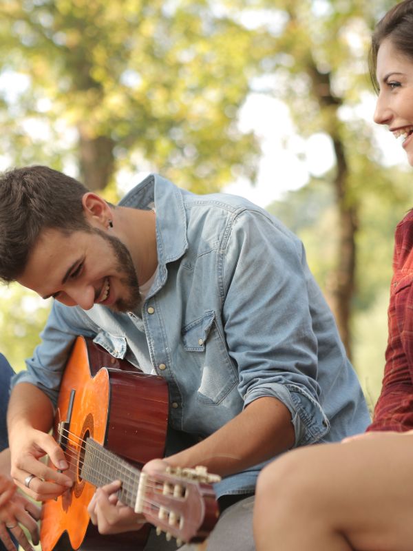 alias gitarrenspieler junger mann spielt in der natur gitarre