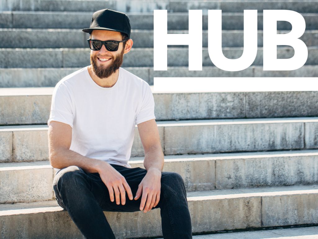 junger mann sitzt auf Treppe - hub logo