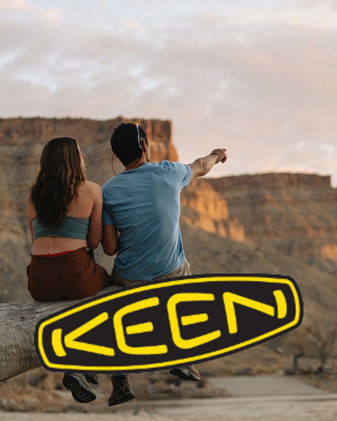 Jungs Paar sitzt auf einen Baum und bewundert tolles Panorama - logo von keen