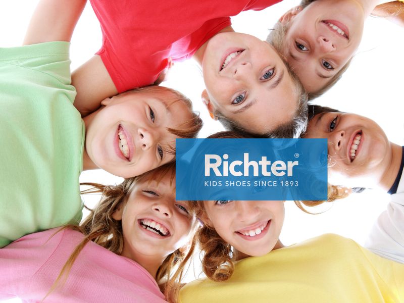 fröhliche Kinder hinter dem logo der firma richter
