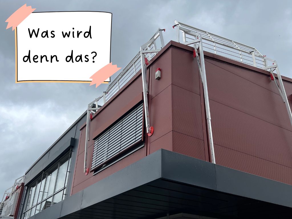 Gerüst am Schuhhaus Hölscher zur Installation der PV Anlage