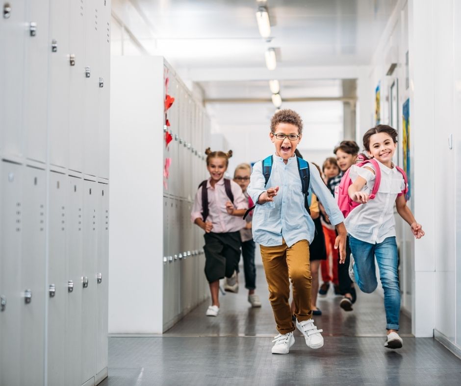 back to school schulflur schulkinder laufen fröhlich durch den schulflur