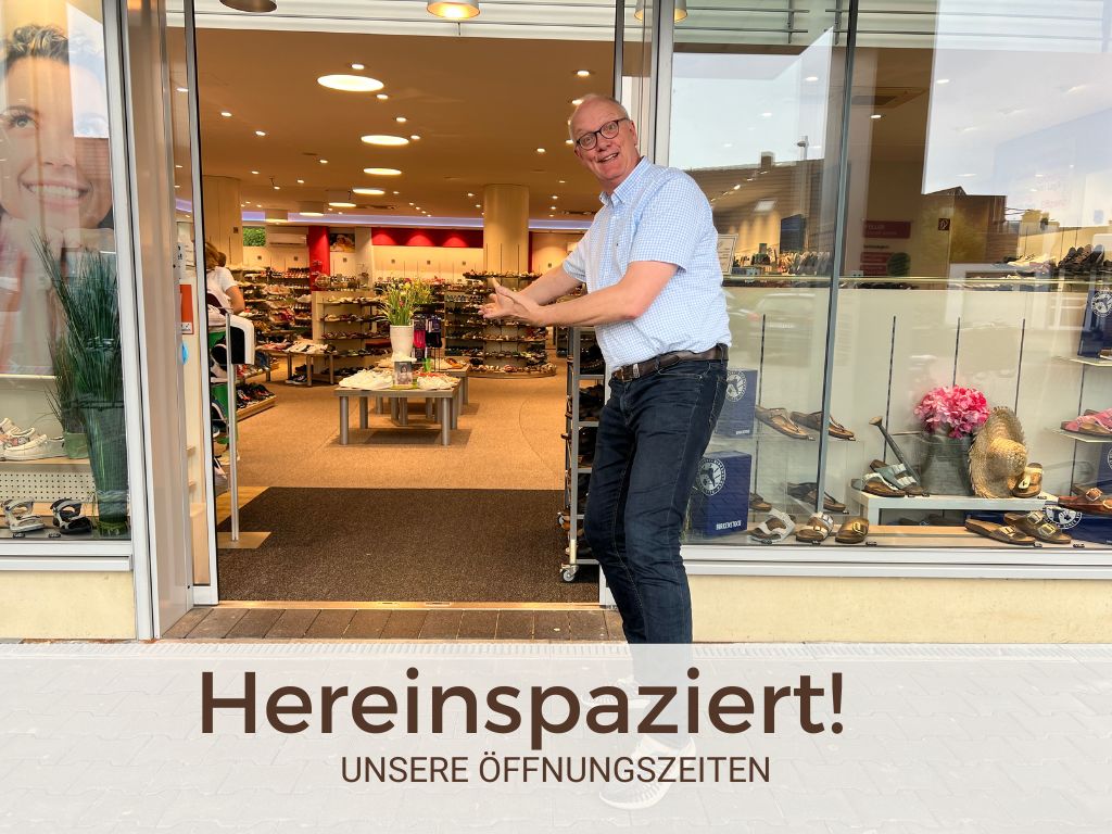 Thomas Hüser steht vor dem Geschäft und fordert Kunden auf: Hereinspaziert!
