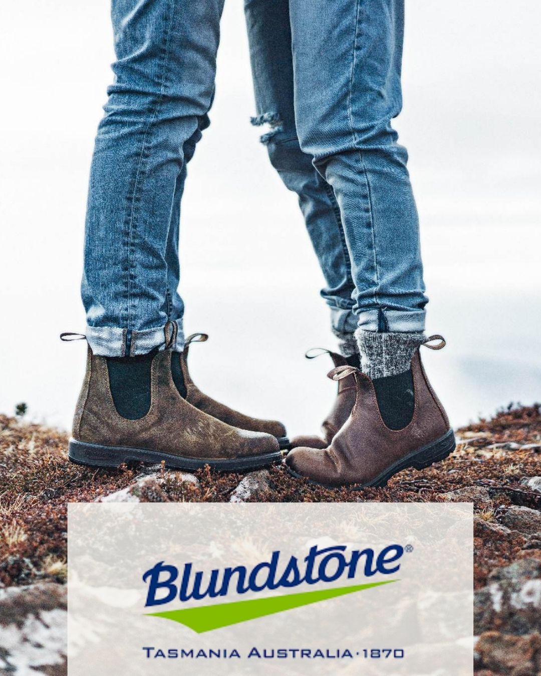 Beine eines Paares  in der Natur tragen blundstone boots - und logo blundstone