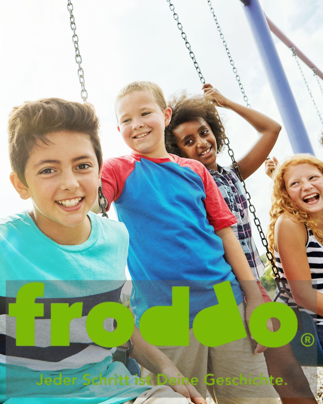 föhliche Kinder auf einem Boot - logo der fima froddo