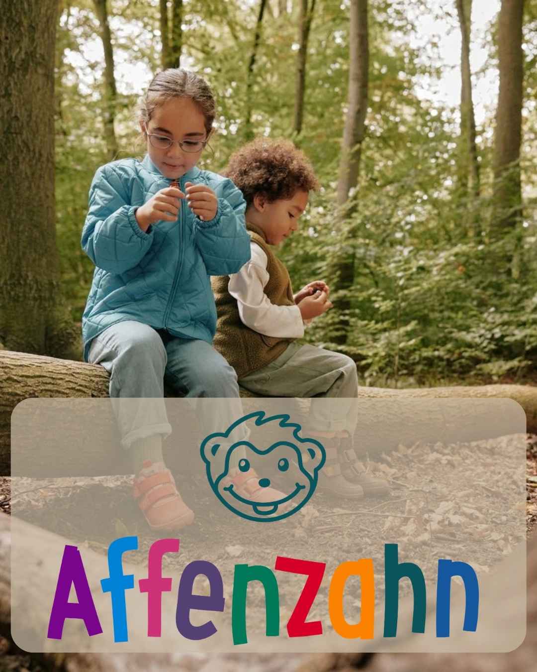 junge und mädchen siten auf umgefallenen baumstaumm im wald und affenzahn logog