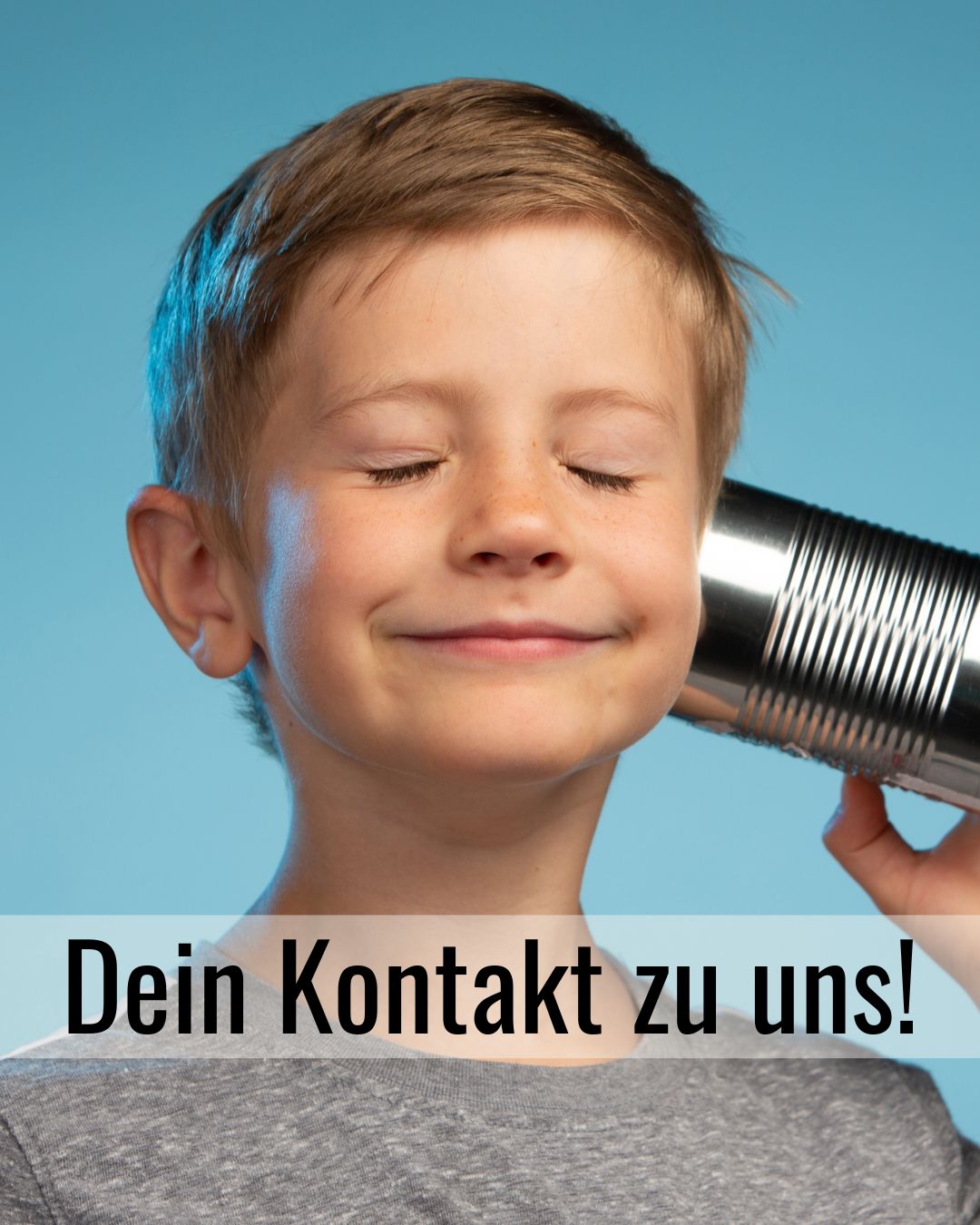 junge mit schurtelefon für kontaktseite