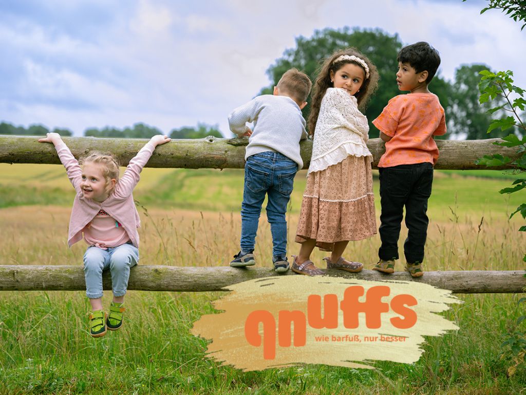 Kinder auf einem Weidezaunn und logo der firma qnuffs