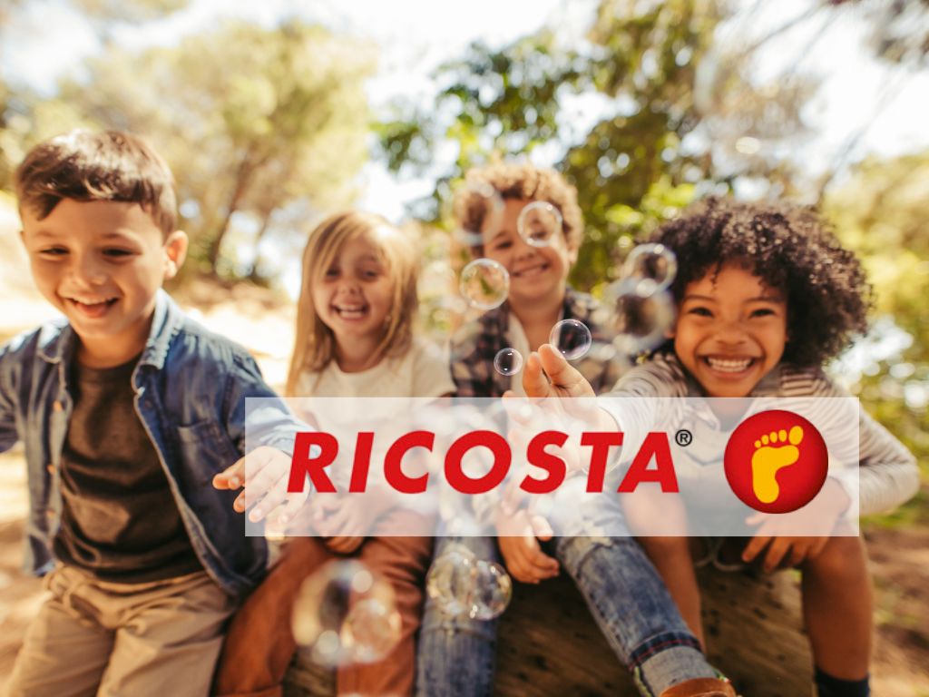 fröhliche kids draußen mit seifenblasen