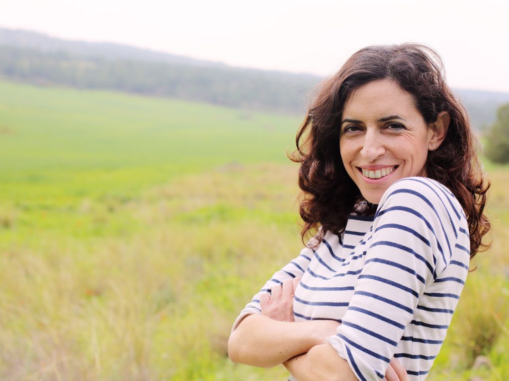 Frau strahlendes lächeln in der Natur