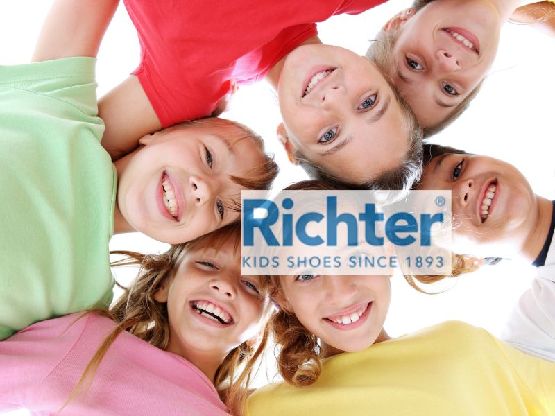 fröhliche Kinder hinter dem logo der firma richter